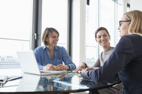 Drei Geschäftsfrauen bei einem Treffen - RBF004515