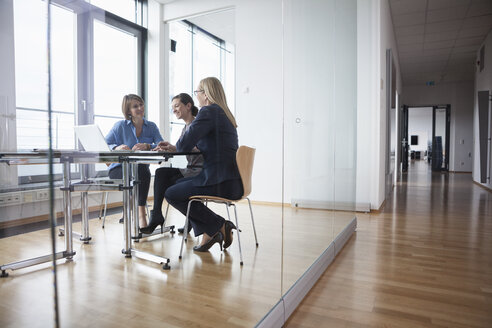 Three businesswomen having a meeting - RBF004517