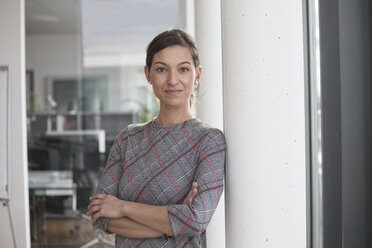 Porträt einer selbstbewussten Frau im Büro - RBF004519