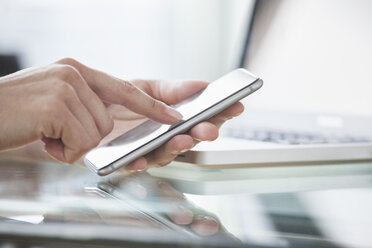 Close-up of woman's hands using smartphone - RBF004520