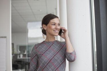 Geschäftsfrau am Mobiltelefon - RBF004523