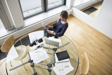 Geschäftsfrau mit digitalem Tablet und Laptop am Bürotisch - RBF004526