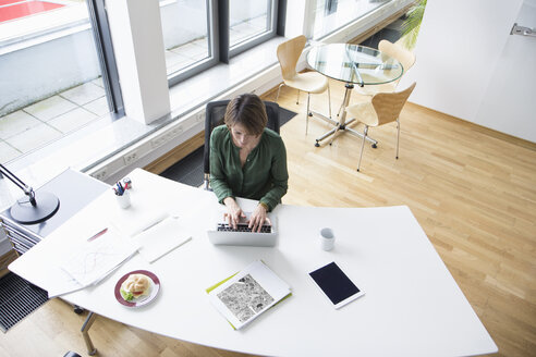 Geschäftsfrau mit Laptop am Bürotisch - RBF004530