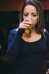 Frau trinkt ein Glas Bier - ABZF000385