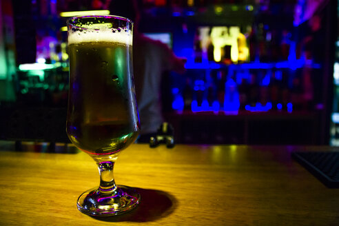 Ein Glas Bier auf dem Tresen einer Bar - ABZF000402