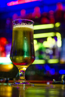 Ein Glas Bier auf dem Tresen einer Bar - ABZF000403