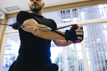 Mann beim Training in einer Turnhalle - ABZF000424