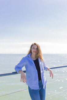 Italien, Lignano Sabbiadoro, Frau am Meer - BOYF000304