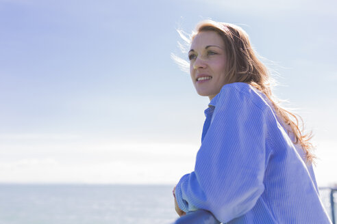 Italien, Lignano Sabbiadoro, Frau am Meer - BOYF000305