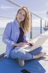 Frau mit Laptop auf dem Bootssteg - BOYF000321