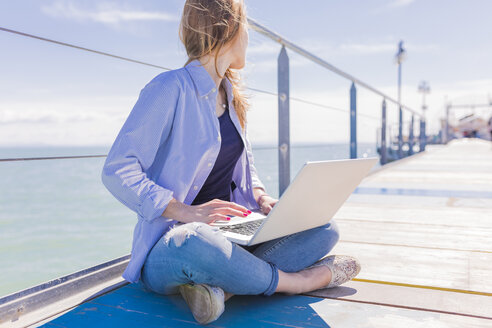 Frau mit Laptop auf dem Bootssteg - BOYF000322