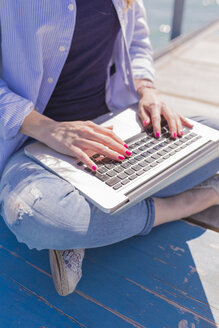 Frau mit Laptop auf dem Bootssteg - BOYF000323