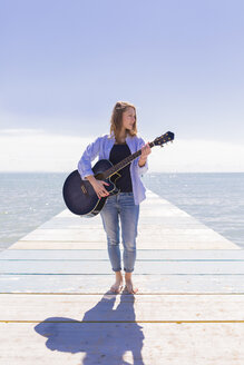 Junge Frau mit Gitarre am Steg - BOYF000330