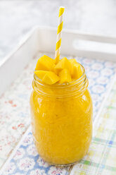 Glas Mango-Smoothie garniert mit Mangowürfeln - LVF004839