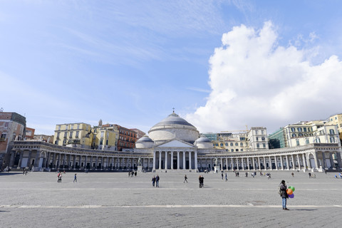 Italien, Neapel, Piazza del Plebiscito, Basilica di San Francesco di Paola, lizenzfreies Stockfoto