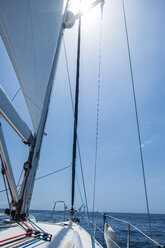 Sailing boat on the ocean - SIPF000403