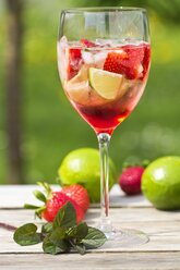 Gläser mit Eis, Erdbeere, Limette, Grenadine und Prosecco - YFF000539