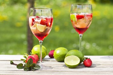 Gläser mit Eis, Erdbeere, Limette, Grenadine und Prosecco - YFF000540