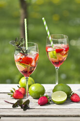 Gläser mit Eis, Erdbeere, Limette, Grenadine und Prosecco - YFF000541