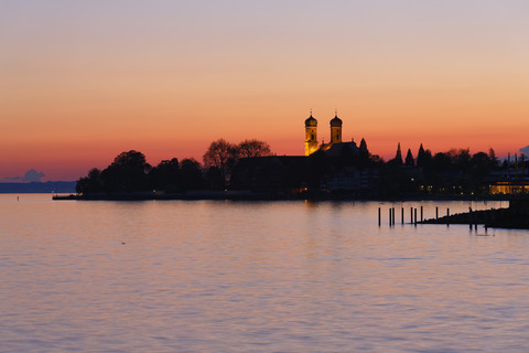 Deutschland, Friedrichshafen, Bodensee, Blick auf die Schlosskirche, Nachglühen, lizenzfreies Stockfoto