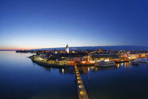 Deutschland, Bodensee, Friedrichshafen am Abend, lizenzfreies Stockfoto