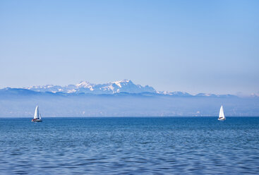 Germany, Lake constance, sailing boats, Mountains Altmann and Saentis in Switzerland - SIEF007010