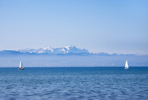 Deutschland, Bodensee, Segelboote, Berge Altmann und Säntis in der Schweiz - SIEF007010