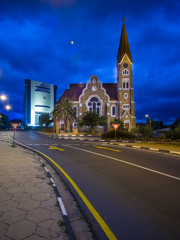 Namibia, Windhoek, Christuskirche und Independence Memorial Museum im Hintergrund, lizenzfreies Stockfoto