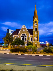 Namibia, Windhoek, Christuskirche, Nationaldenkmal, zur blauen Stunde - AMF004872