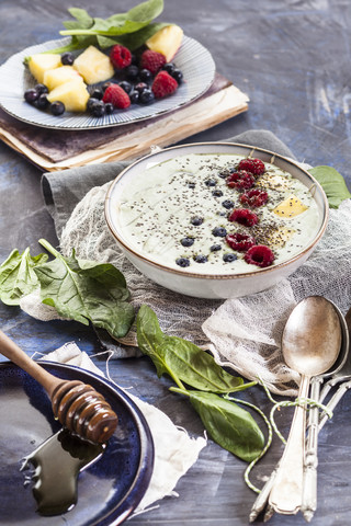 Garnierte grüne Smoothie-Schale, lizenzfreies Stockfoto