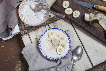 Smoothie-Bowl aus Banane, Quark, Zitronensaft und Erdmandelpulver - SBDF002877