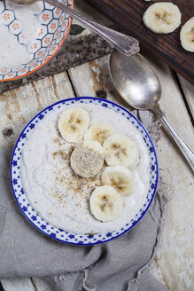 Smoothie-Bowl aus Banane, Quark, Zitronensaft und Erdmandelpulver - SBDF002878