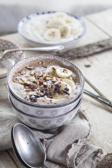 Smoothie-Bowl mit Bananen, gerösteten Haselnüssen und anderen Zutaten - SBDF002882