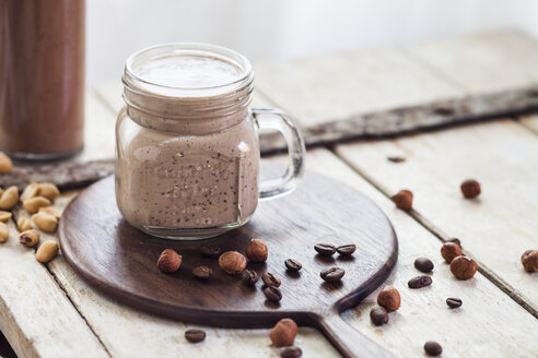 Ein Glas Smoothie mit Kaffee, gerösteten Haselnüssen und Chiasamen - SBDF002886