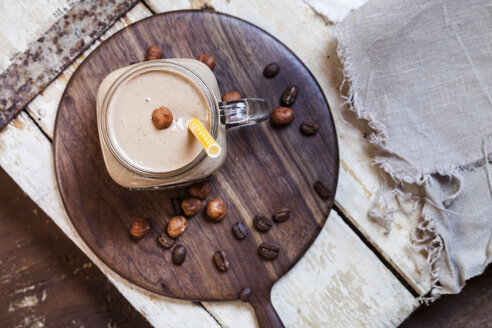 Ein Glas Smoothie mit Kaffee, gerösteten Haselnüssen und Chiasamen - SBDF002891