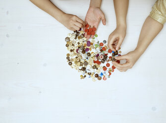 Hands sorting buttons - DISF002477