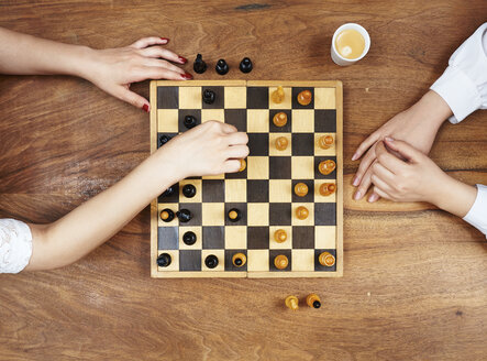 Hands playing chess - DISF002479