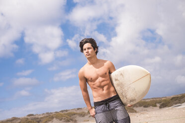 Porträt eines jungen Mannes mit Surfbrett - SIPF000410
