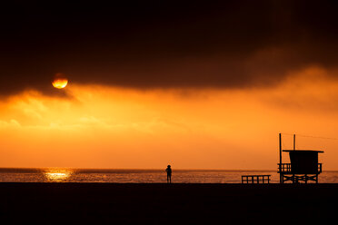 USA, Kalifornien, Santa Monica State Beach, Rückansicht eines nackten Mannes, der bei Sonnenuntergang am Strand steht - WV000757