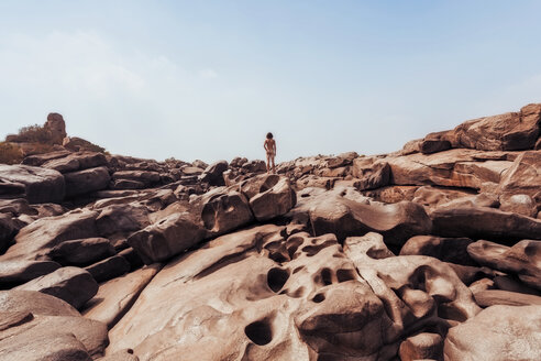 India, Karnataka, Hampi, Rear view of nude man standing on rocks - WV000762