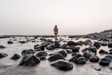 Lanzarote, Rückansicht eines nackten Mannes an der Playa de Janubio - WV000768