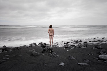 Lanzarote, Rear view of nude man standing on Playa de Janubio - WV000770