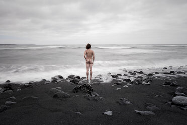 Lanzarote, Rückansicht eines nackten Mannes an der Playa de Janubio - WV000770