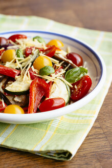 Pasta mit gebratenem Gemüse mit Spaghetti, Nudelsauce, Aubergine, rote Zwiebel, Zucchini, rote Paprika, gemischte Kirschtomaten, milchfreier Käse, Basilikum - HAWF000889