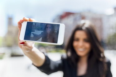 Junge Frau macht ein Selfie, Display des Smartphones - MGOF001804