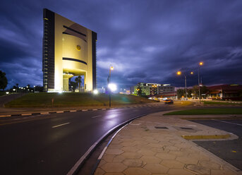 Namibia, Windhoek, Independence Memorial Museum am Abend - AMF004876