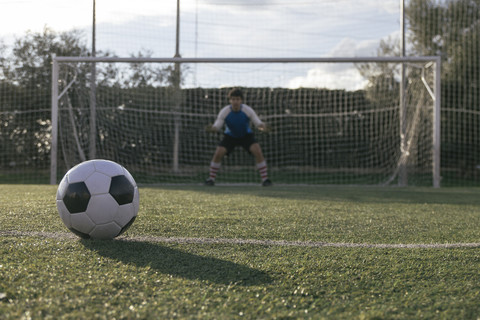 Fußball vor einem Tor mit einem Torwart, lizenzfreies Stockfoto