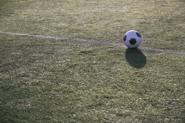 Fußball auf dem Spielfeld auf dem Fußballplatz - ABZF000455