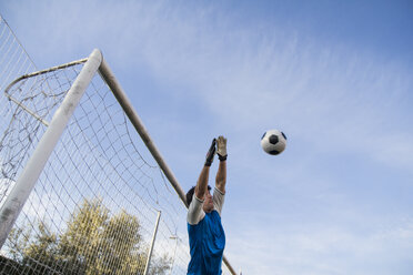 Fußballtorwart, der einen Safe macht - ABZF000460