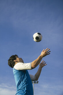 Fußballspieler mit Ball in der Luft - ABZF000461